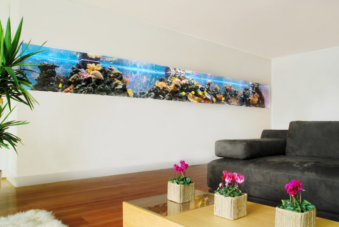 interieur met een in de muur ingebouwd aquarium