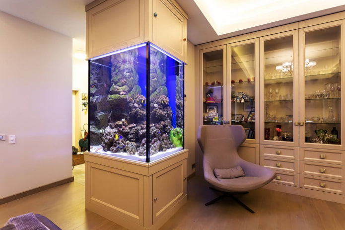 interieur met een in het meubel ingebouwd aquarium
