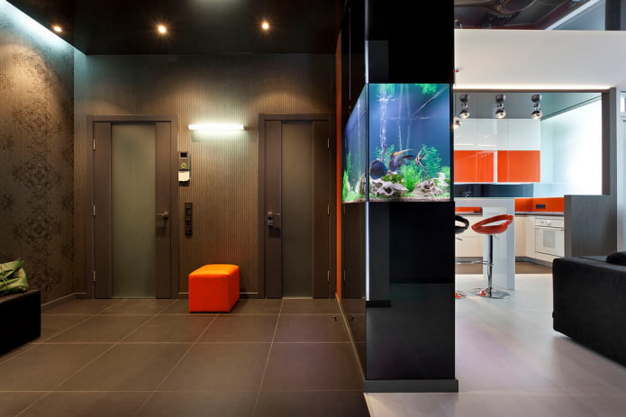 ganginterieur met een aquarium