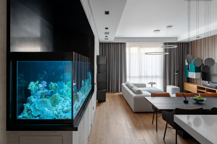 interieur van een appartement met een aquarium