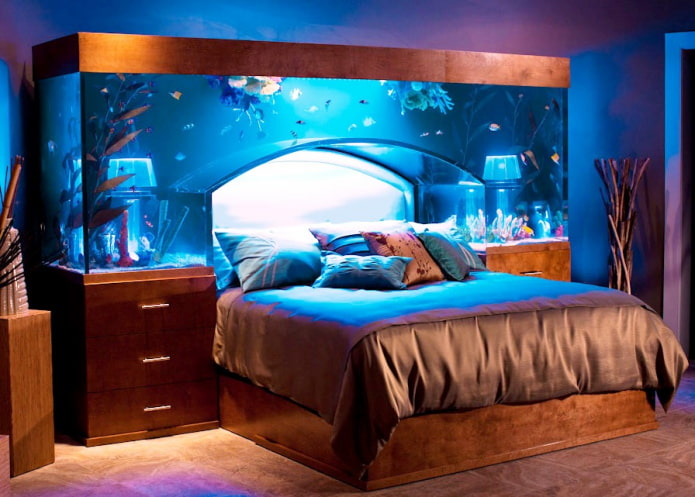 slaapkamerinterieur met een aquarium