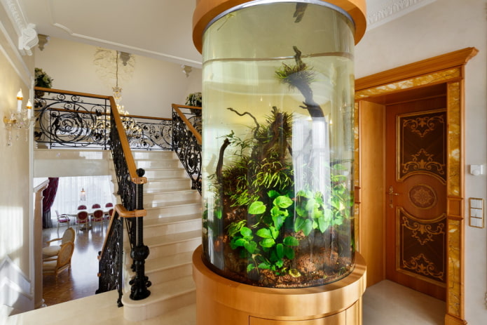 aquarium bij de trap in een priv?woning