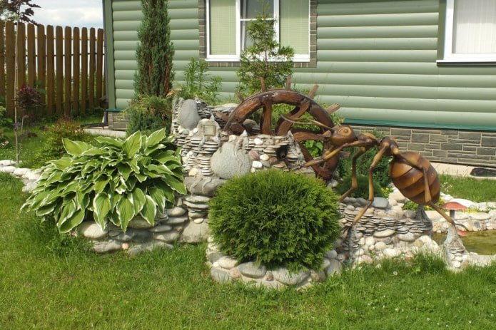 houten beeldjes in de tuin