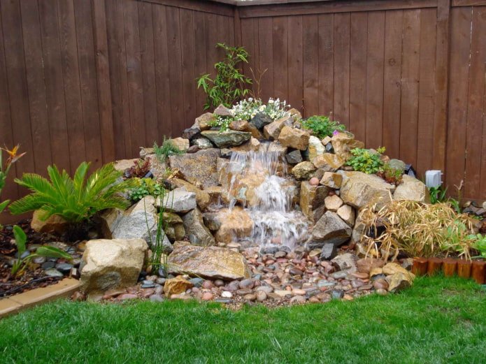 alpenglijbaan met waterval