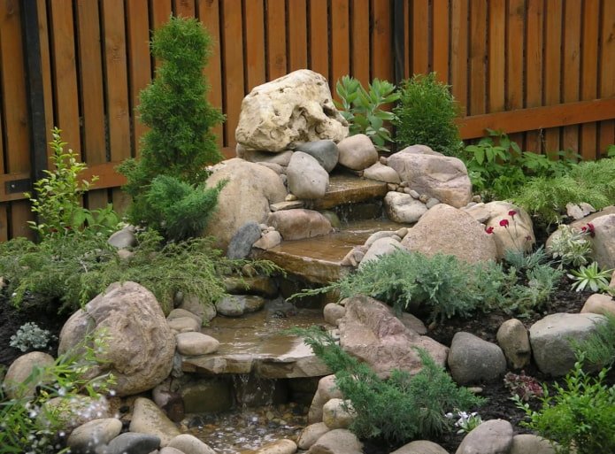 waterval in landschapsontwerp