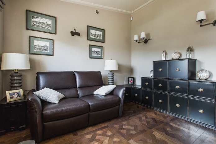 Woonkamer met veel staande lampen, foto's, sierkussens, identieke schilderijen en etnische borden