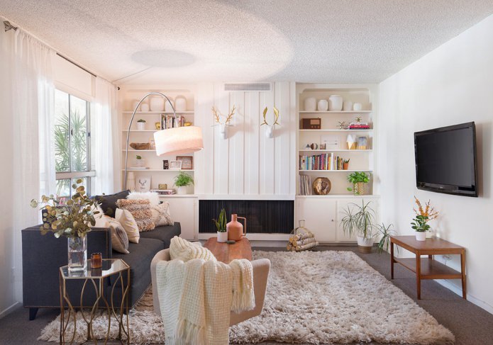 interieur van een kleine woonkamer in lichte kleuren