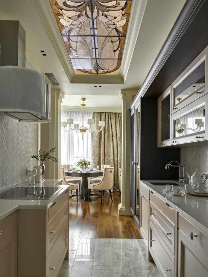 beige kleuren in het keukeninterieur