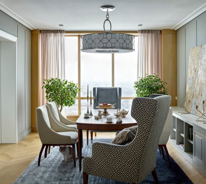 eettafel in het midden van de kamer