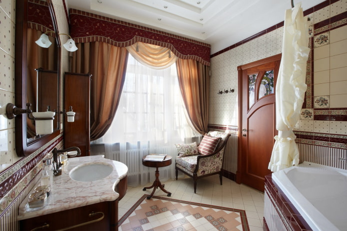 ruime badkamer met raam