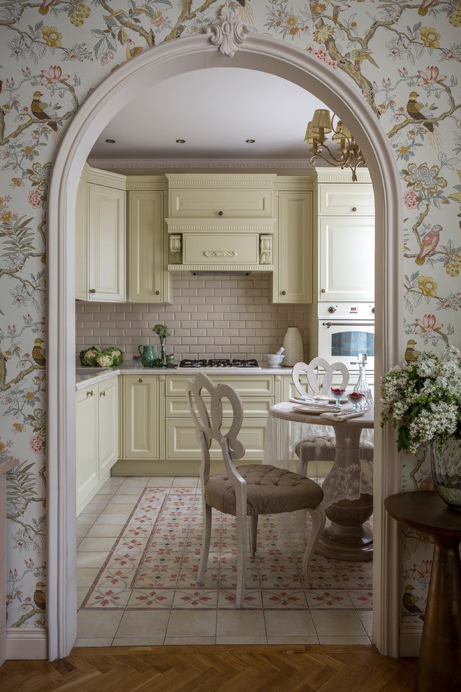 boog in plaats van een deur in het keukeninterieur