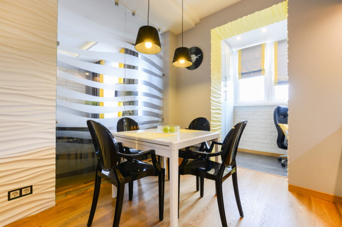 Gebogen opening verbindt de kamer met het balkon