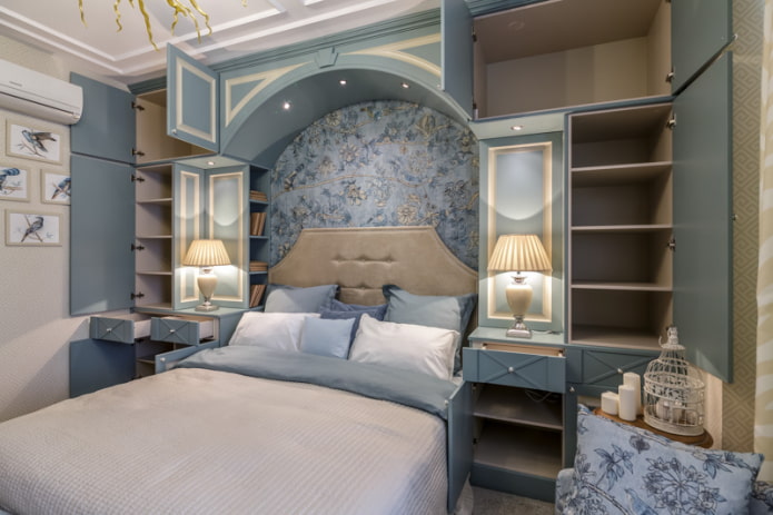 kleine slaapkamer met een boog bij het hoofdeinde