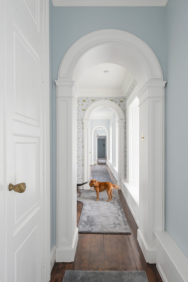 bogen in het interieur van een lange gang