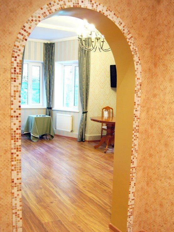 boog met moza?ek in het interieur van de gang