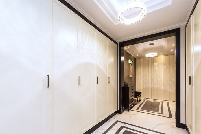 scheidingsboog in het interieur van de gang
