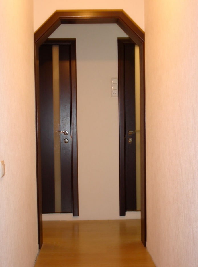 trapeziumboog in het interieur van de gang