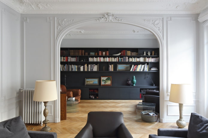 boog met stucwerk in het interieur van de woonkamer