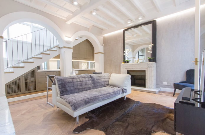boog in het interieur van de woonkamer met een trap