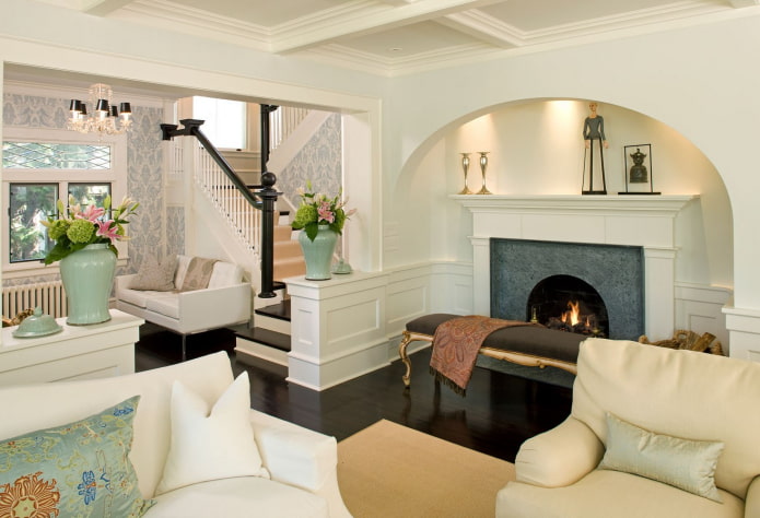 boog in het interieur van de woonkamer met open haard