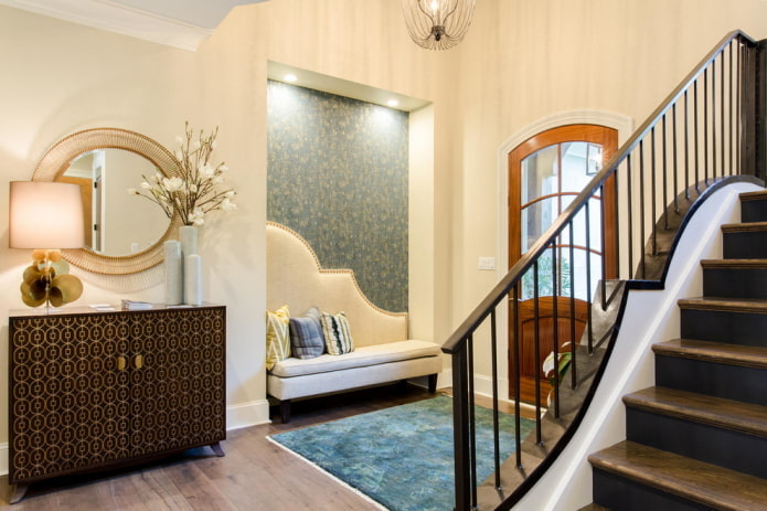 gipsplaatboog aan de muur in het interieur