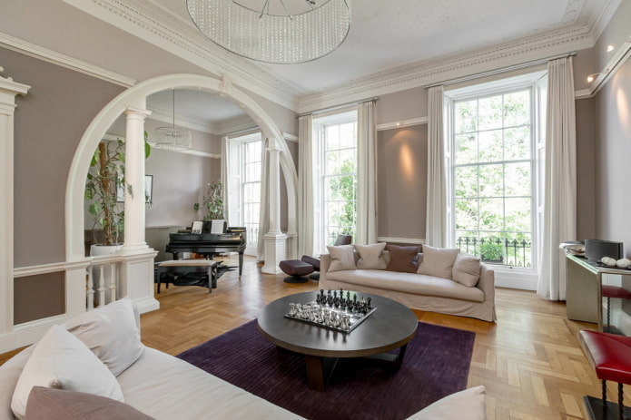 gipsplaatboog met kolommen in het interieur