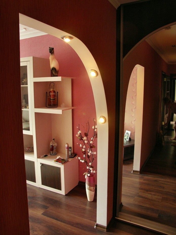 gipsplaatboog met achtergrondverlichting in het interieur