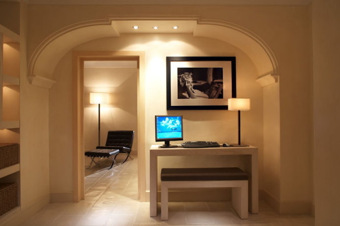 gipsplaatboog aan de muur in het interieur