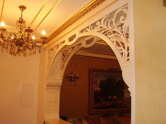 gebeeldhouwde gipsplaatboog in het interieur