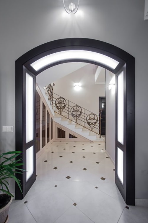 gipsplaatboog met achtergrondverlichting in het interieur