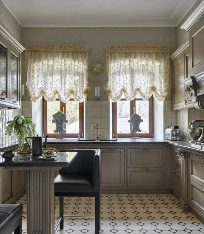 Oostenrijkse gordijnen in het keukeninterieur