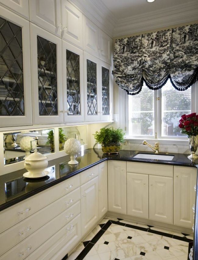 Oostenrijkse gordijnen in het keukeninterieur