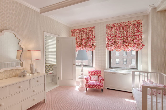 Oostenrijkse gordijnen in het interieur van een kinderkamer