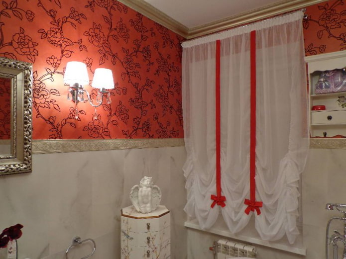 Oostenrijkse gordijnen met strikken in het interieur