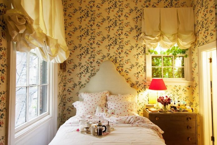 Oostenrijkse gordijnen in het interieur in vintage stijl
