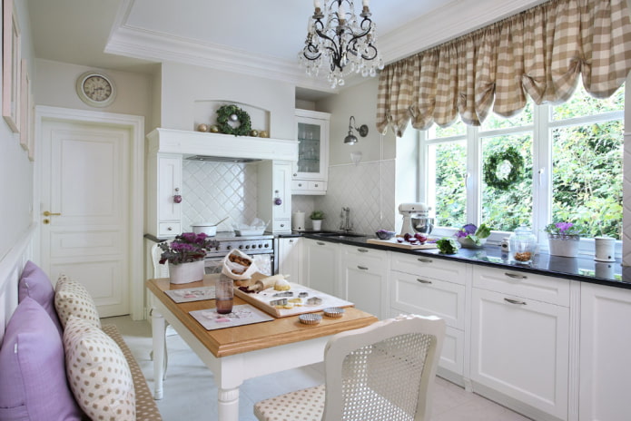 Oostenrijkse gordijnen in het interieur in Proven?aalse stijl