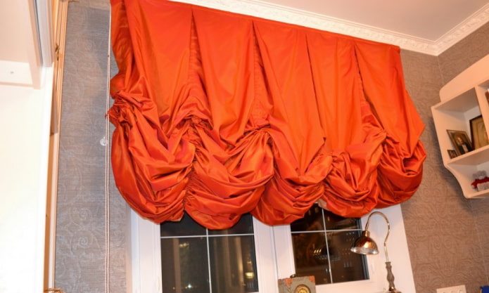 oranje Oostenrijkse gordijnen in het interieur