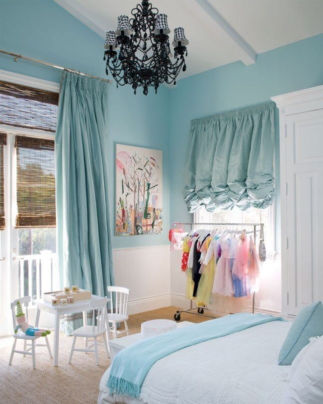 blauwe Oostenrijkse gordijnen in het interieur