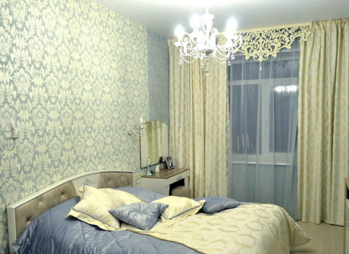 figured lambrequin in het slaapkamerinterieur