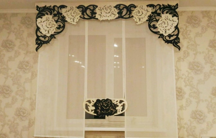 lambrequin met bloemen in het interieur