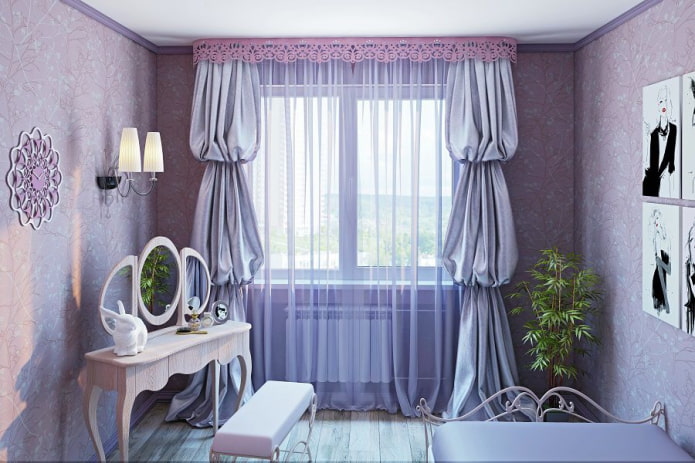 roze lambrequin met figuren in het interieur