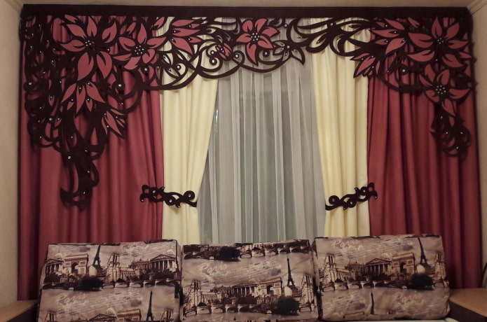 lambrequin met bloemen in het interieur