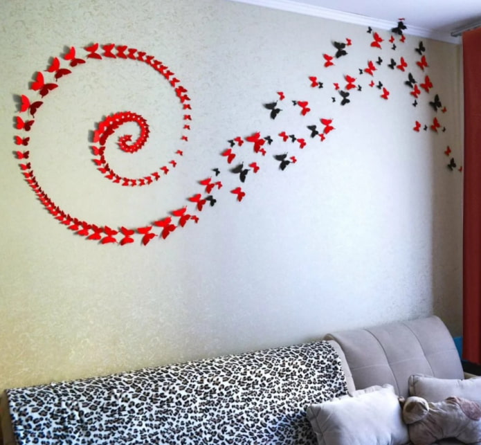 een spiraal van vlinders op de muur