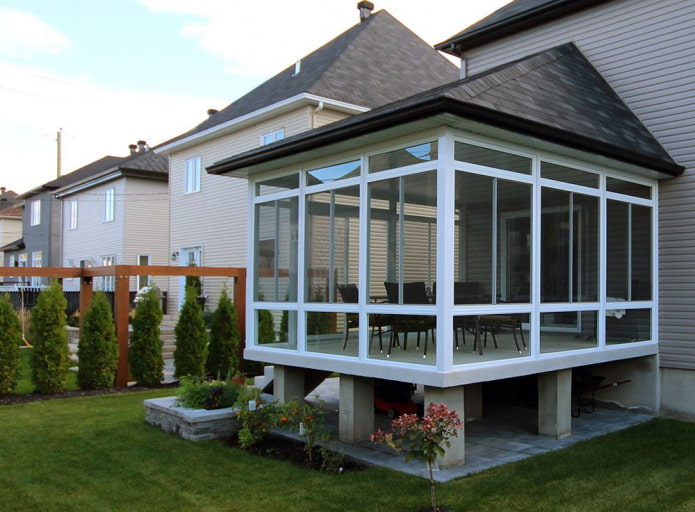 huisproject met een gesloten balkon