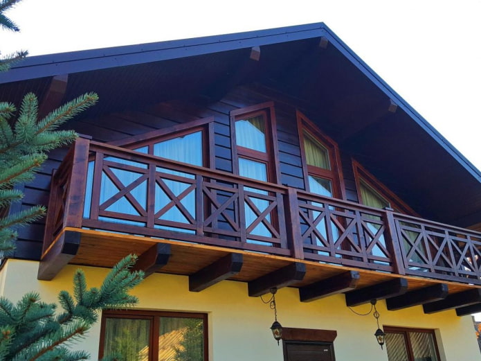 huisproject met een houten balkon