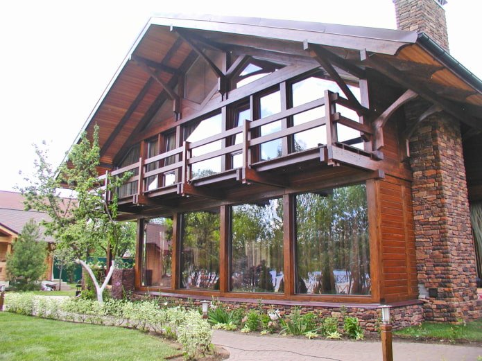 huisproject met een houten balkon