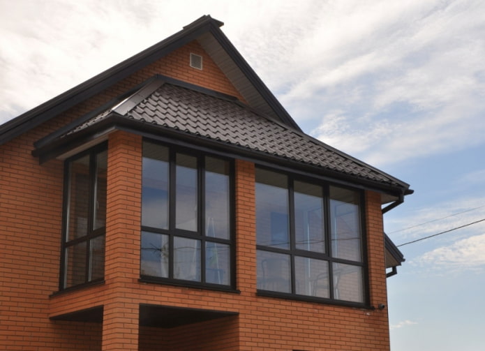huisproject met een balkon van baksteen