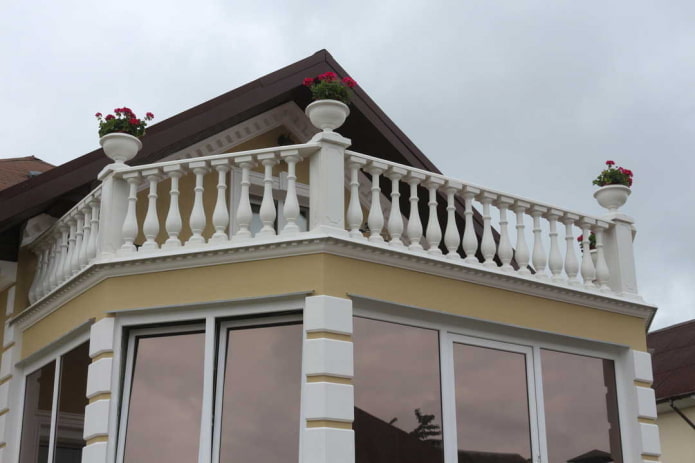huisproject met een betonnen balkon