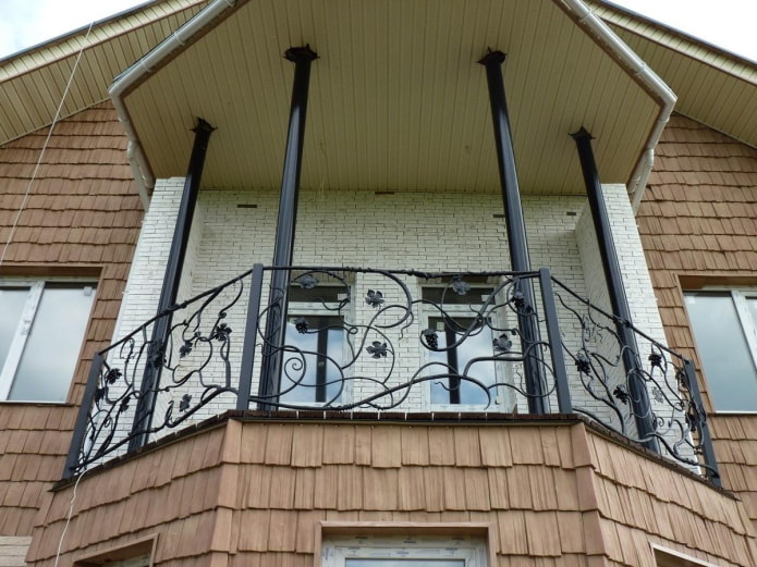 huisproject met een metalen balkon