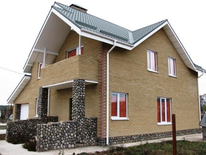 huisproject met een balkon van baksteen